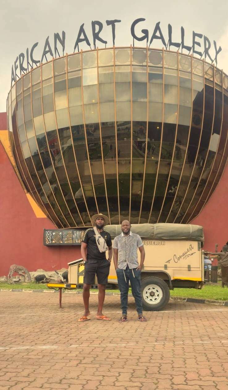 Two travellers on a city tour outside the African Art Gallery